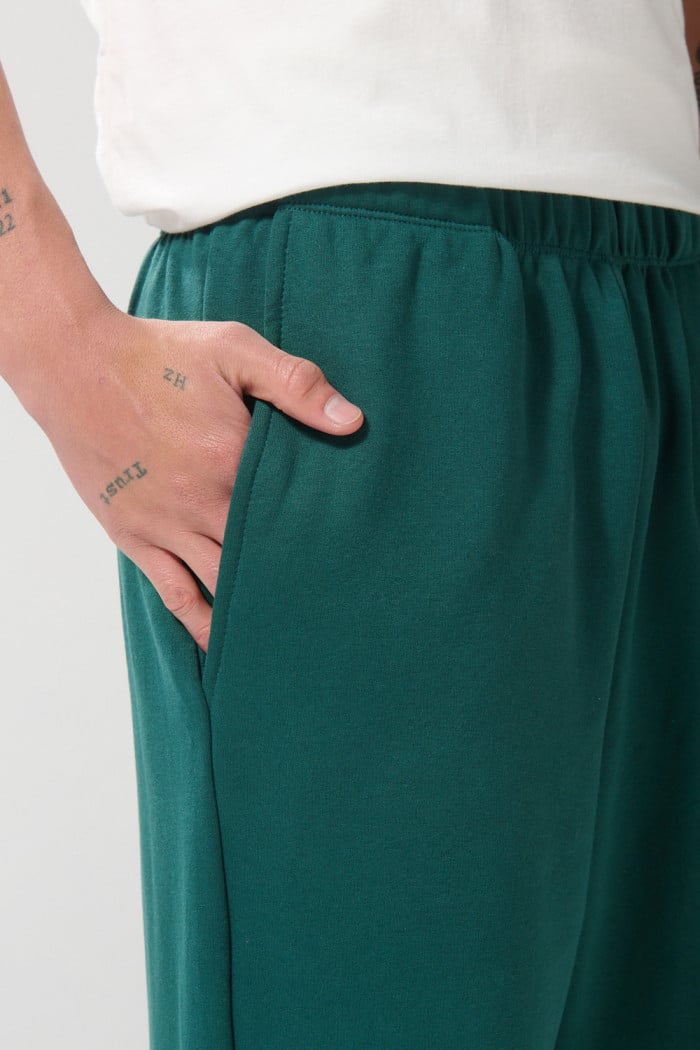 Pantalón jogger verde intenso con bota recta y bolsillos