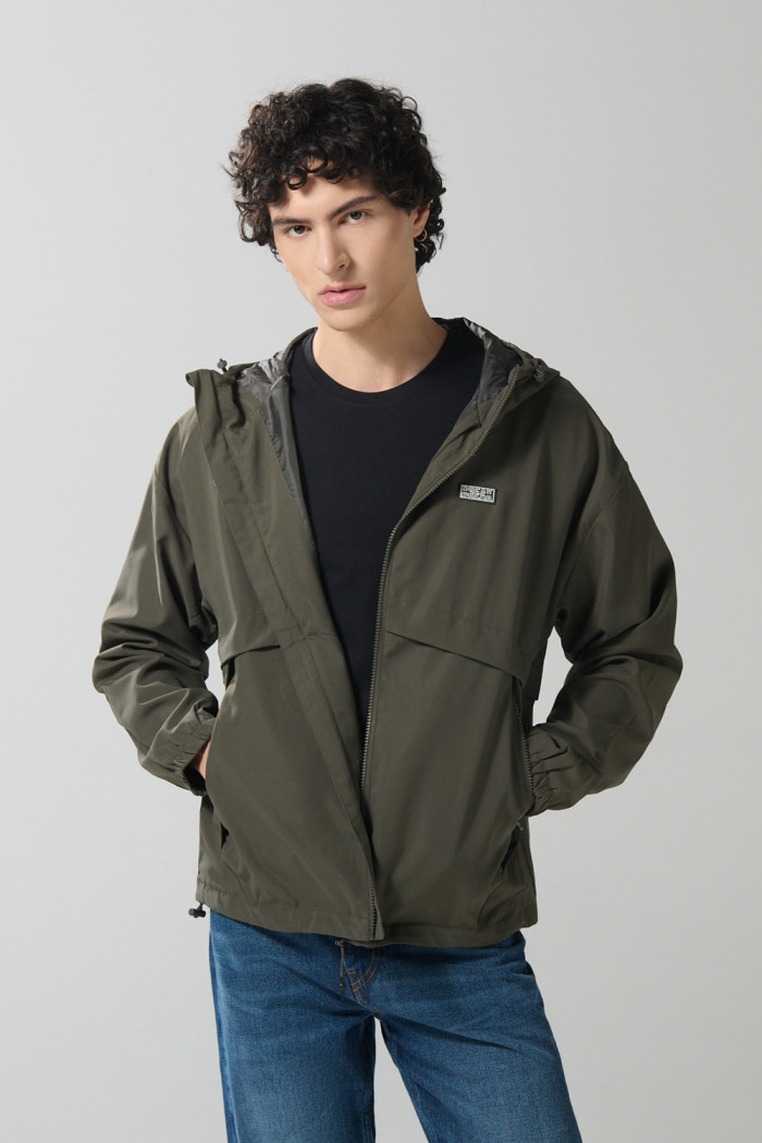 Chaqueta unicolor liviana con bolsillos laterales y capota