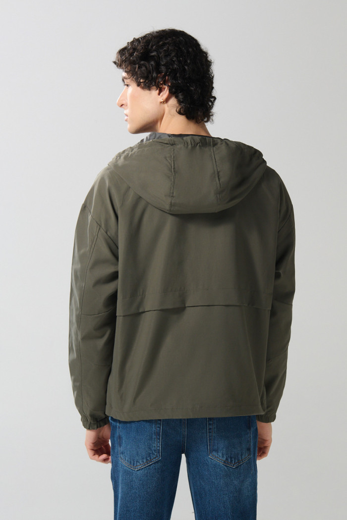 Chaqueta unicolor liviana con bolsillos laterales y capota