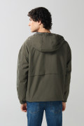 Chaqueta unicolor liviana con bolsillos laterales y capota