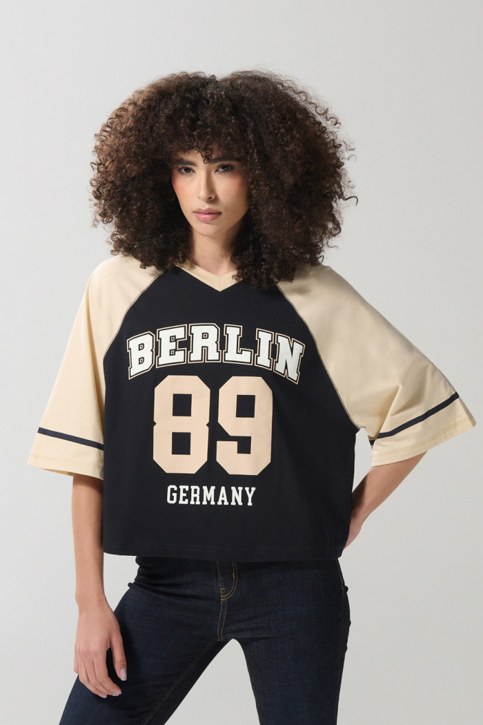 Camiseta crop top oversize azul college con cuello V