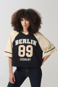 Camiseta crop top oversize azul college con cuello V