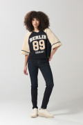 Camiseta crop top oversize azul college con cuello V
