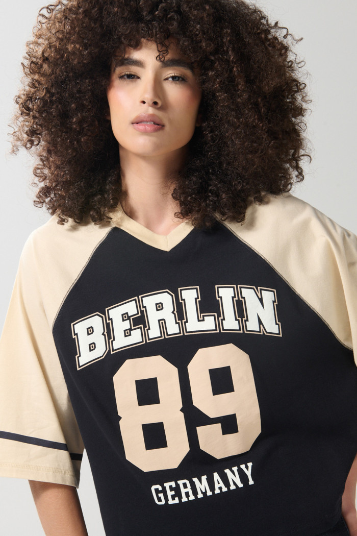 Camiseta crop top oversize azul college con cuello V