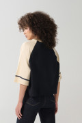 Camiseta crop top oversize azul college con cuello V