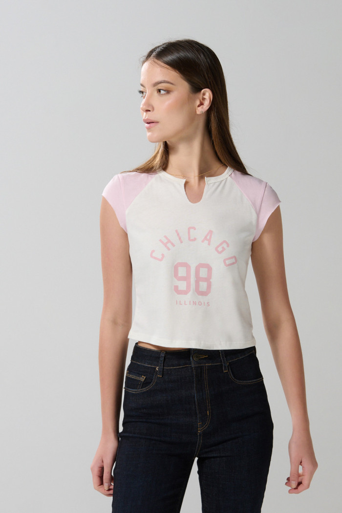 Camiseta college crema clara con manga ranglan corta