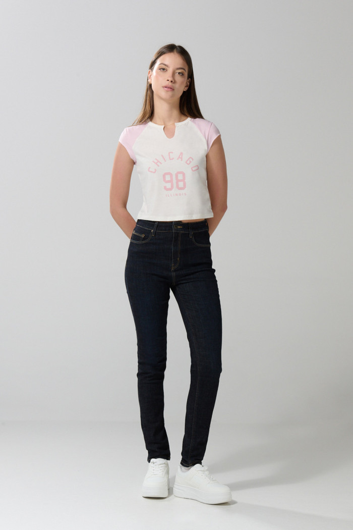 Camiseta college crema clara con manga ranglan corta