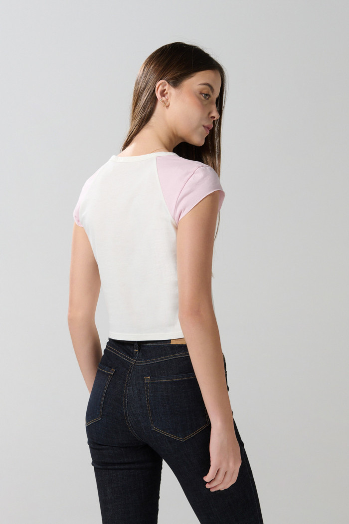 Camiseta college crema clara con manga ranglan corta