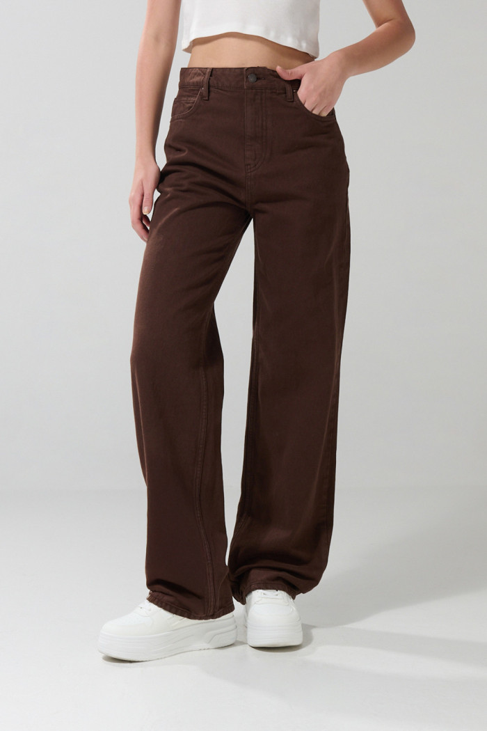 Jean 90´S café oscuro con bota recta y tiro alto