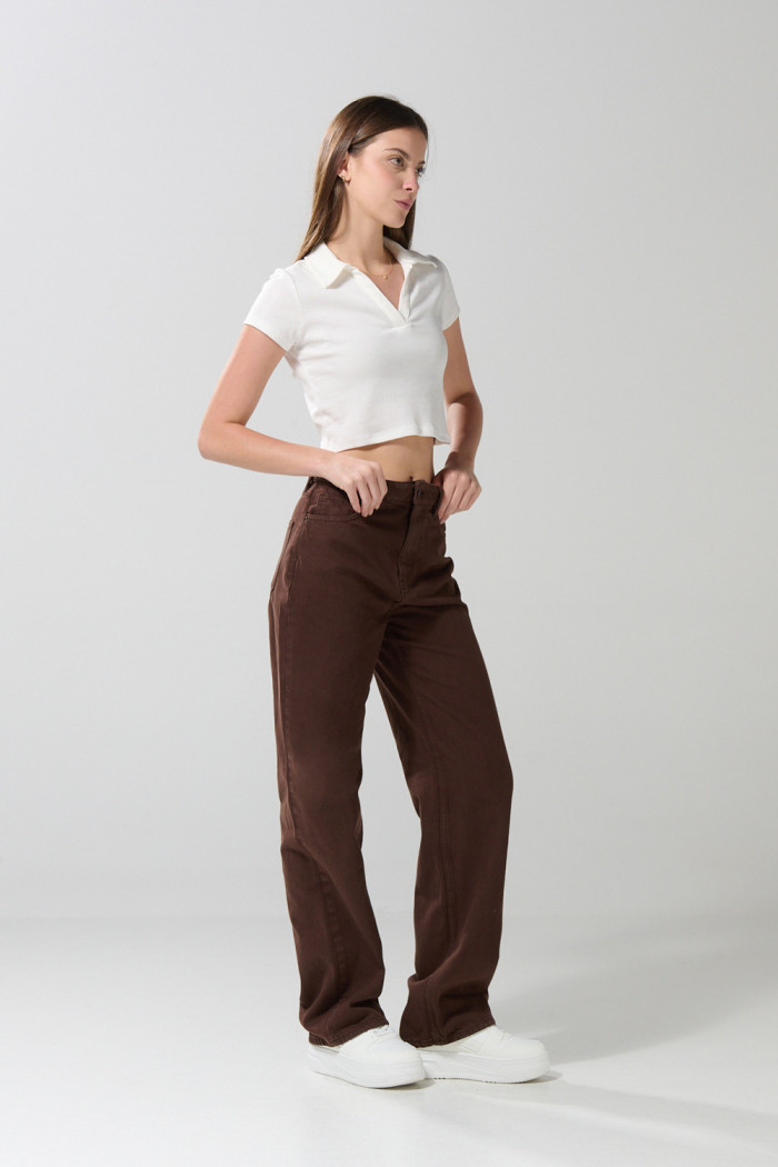 Jean 90´S café oscuro con bota recta y tiro alto