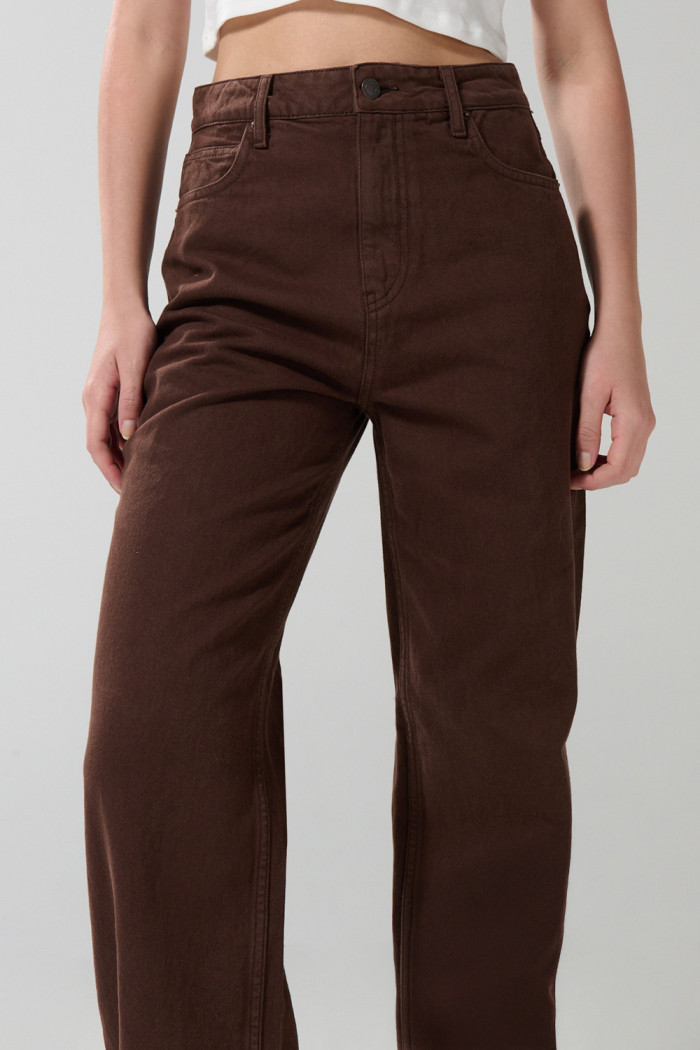 Jean 90´S café oscuro con bota recta y tiro alto