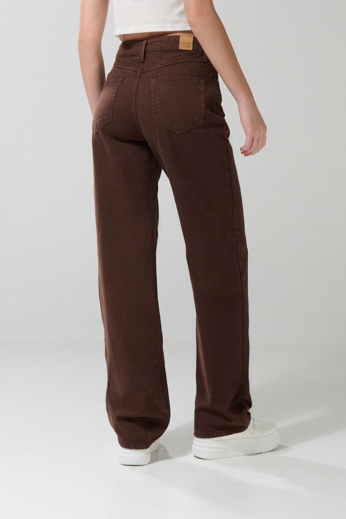 Jean 90´S café oscuro con bota recta y tiro alto