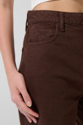 Jean 90´S café oscuro con bota recta y tiro alto