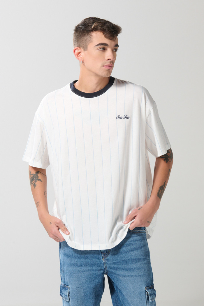 Camiseta crema manga corta oversize a rayas con arte marino