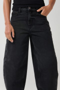 Jean balloon gris intenso con tiro medio y bota ancha