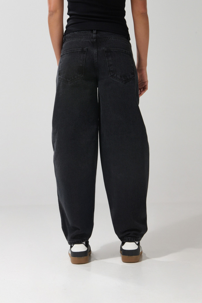 Jean balloon gris intenso con tiro medio y bota ancha