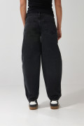 Jean balloon gris intenso con tiro medio y bota ancha