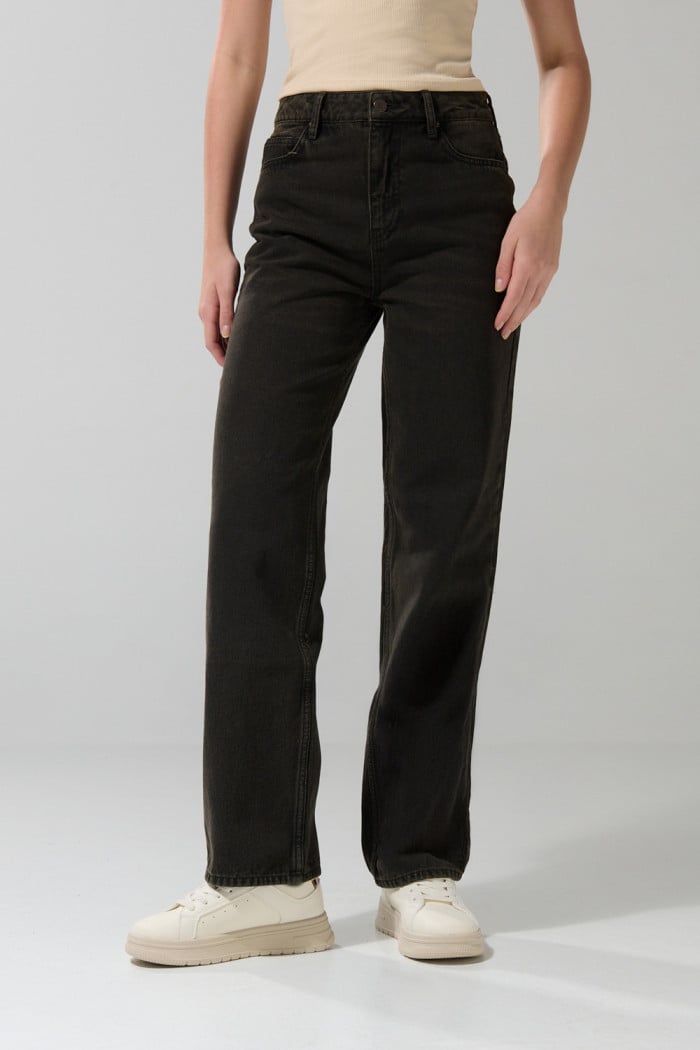 Jean tiro alto 90´S café oscuro con bota recta
