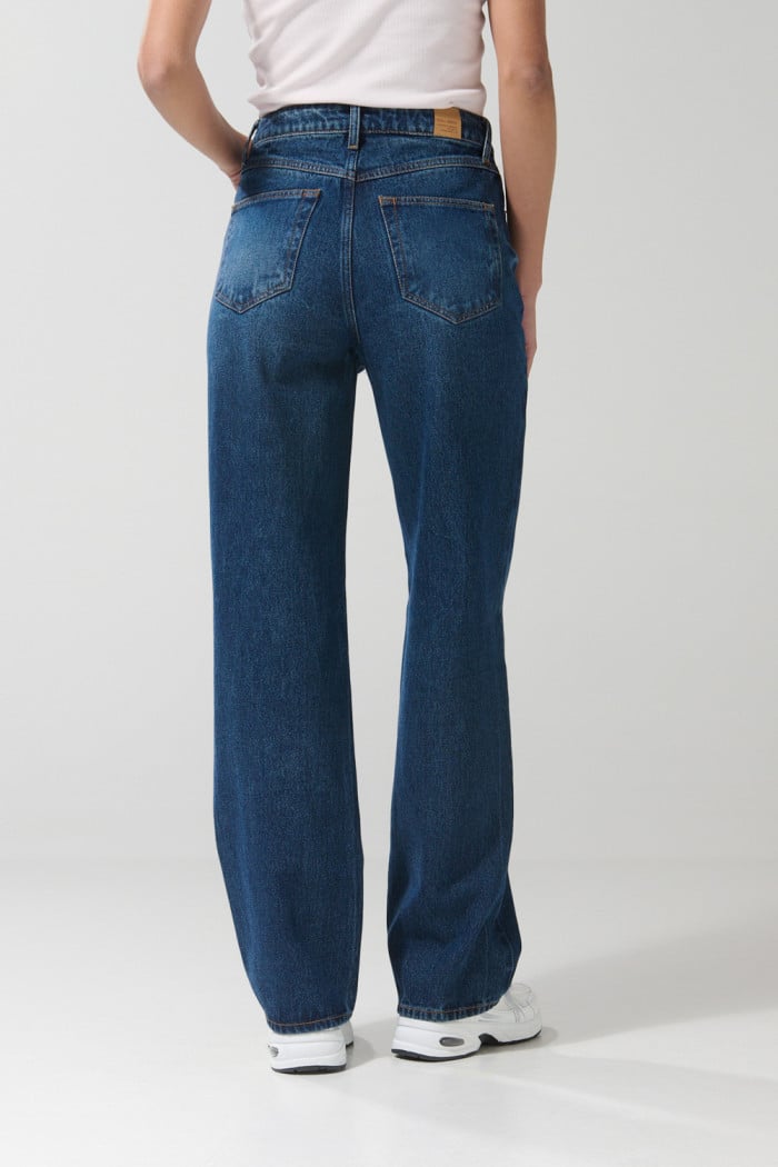 Jean 90´S tiro alto con bota recta azul oscuro y bolsillos
