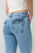 Jean flare azul claro tiro medio con bota ancha y desgastes