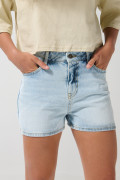 Short tiro alto en jean azul claro con desgastes localizados