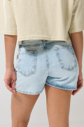 Short tiro alto en jean azul claro con desgastes localizados