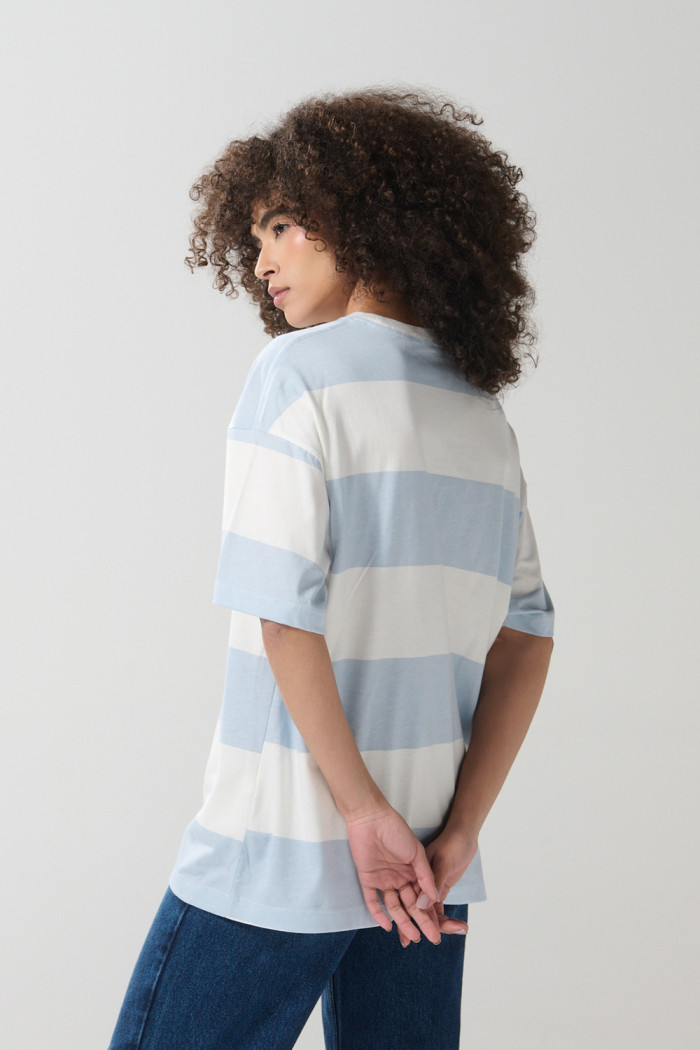 Camiseta college oversize crema con manga corta y franjas