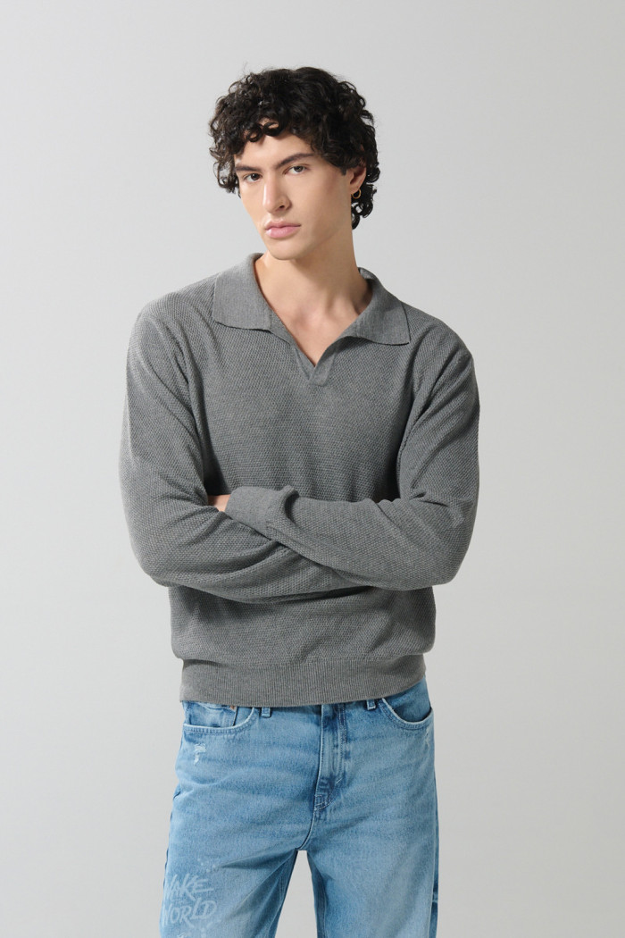 Suéter tejido unicolor con cuello polo y pechera abierta