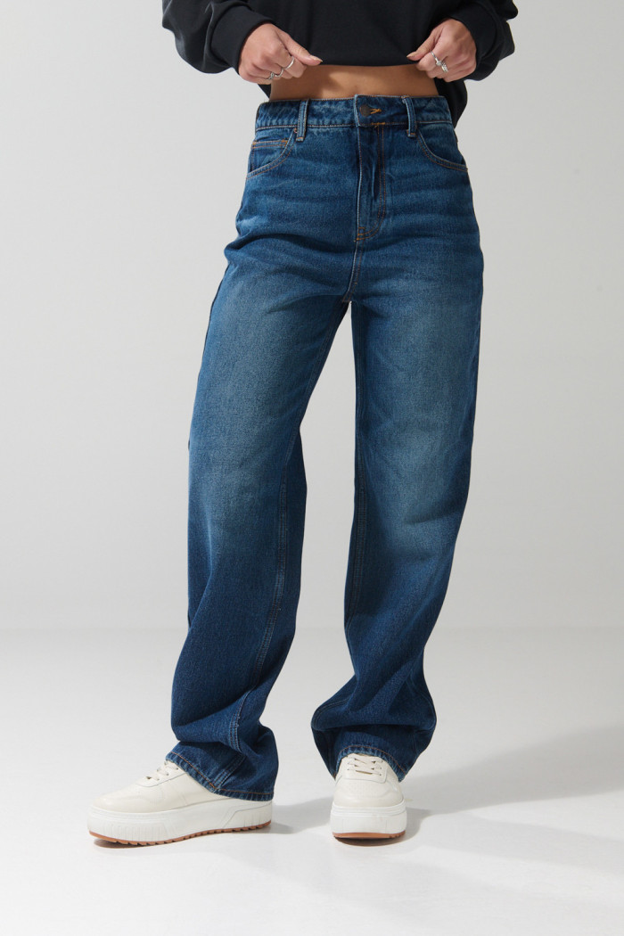 Jean azul oscuro tiro alto 90´S con bota recta y bolsillos