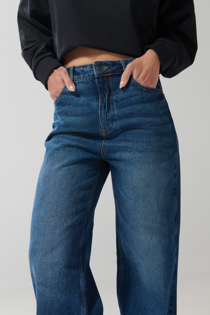 Jean azul oscuro tiro alto 90´S con bota recta y bolsillos