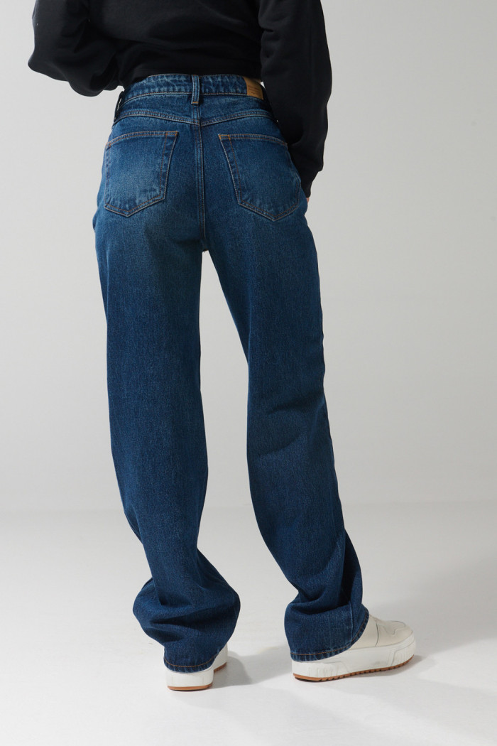 Jean azul oscuro tiro alto 90´S con bota recta y bolsillos