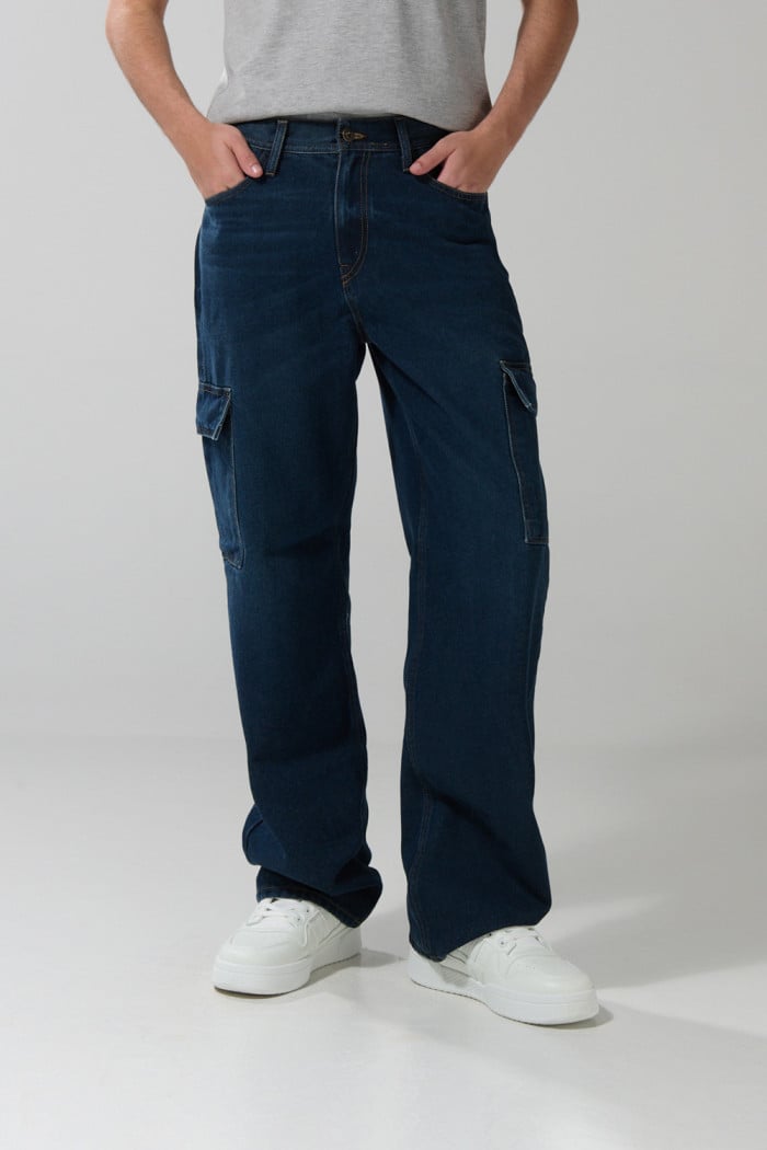 Jean azul oscuro cargo con bota recta y tiro medio