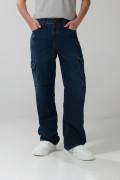 Jean azul oscuro cargo con bota recta y tiro medio