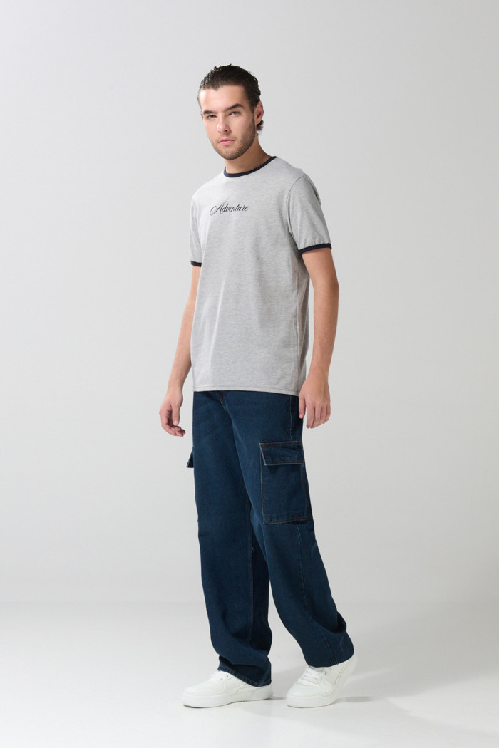 Jean azul oscuro cargo con bota recta y tiro medio