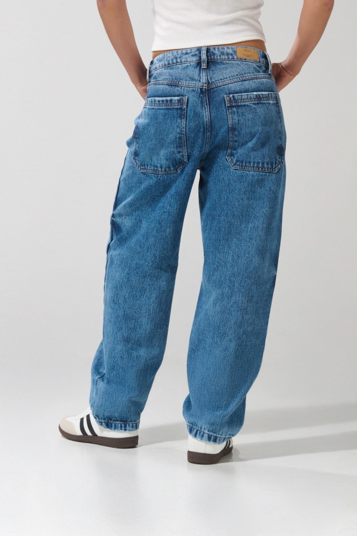 Jean balloon azul con tiro alto y bota ancha