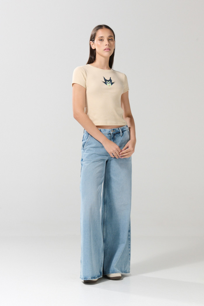 Camiseta kaki clara manga corta con arte de Maléfica