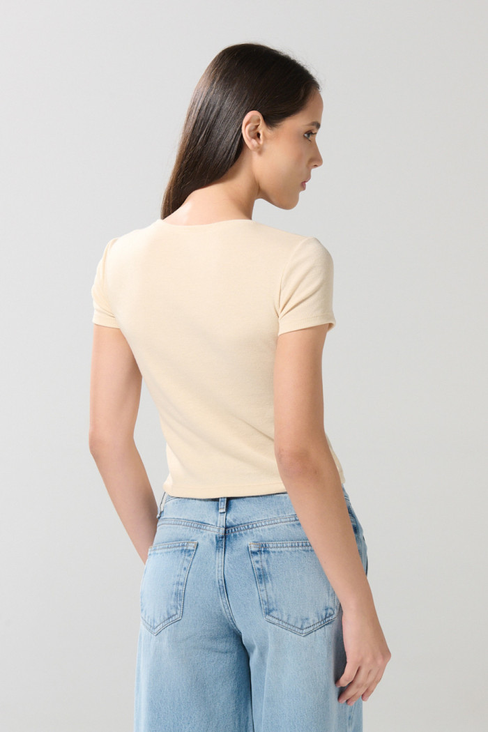 Camiseta kaki clara manga corta con arte de Maléfica