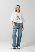 Camiseta crop top oversize crema con arte college