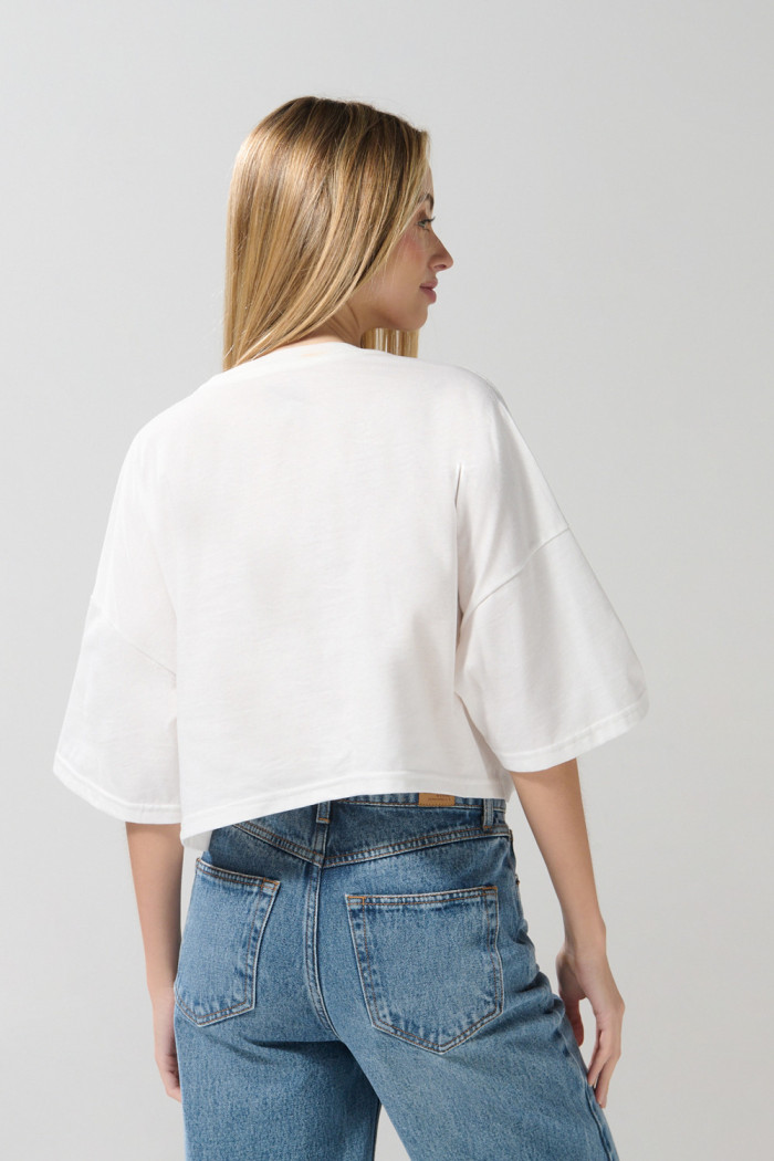 Camiseta crop top oversize crema con arte college
