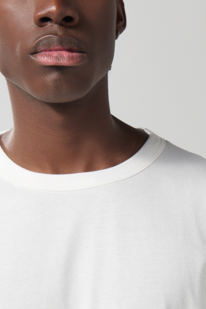 Camiseta unicolor en algodón con manga corta y hombro rodado