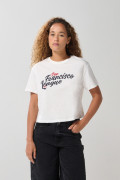 Camiseta crop top crema clara con arte college delantero