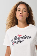 Camiseta crop top crema clara con arte college delantero