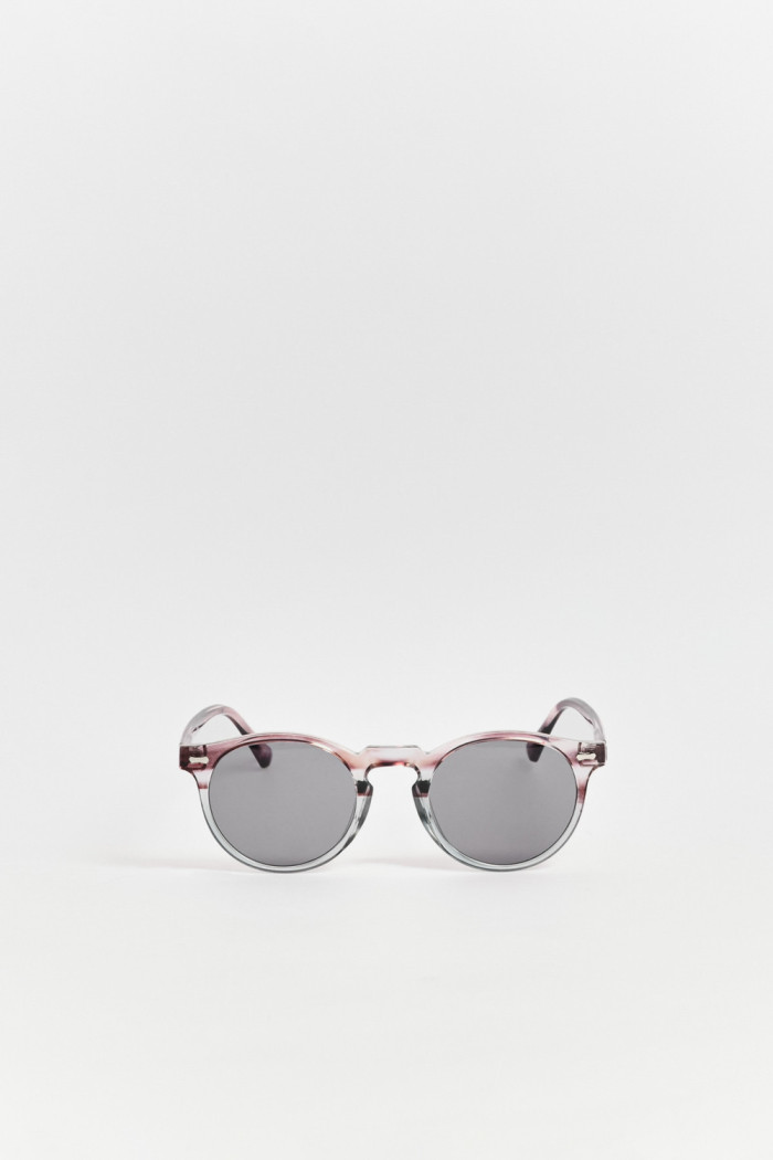Gafas de sol, marco redondo el gris azulado con lente polarizado.
