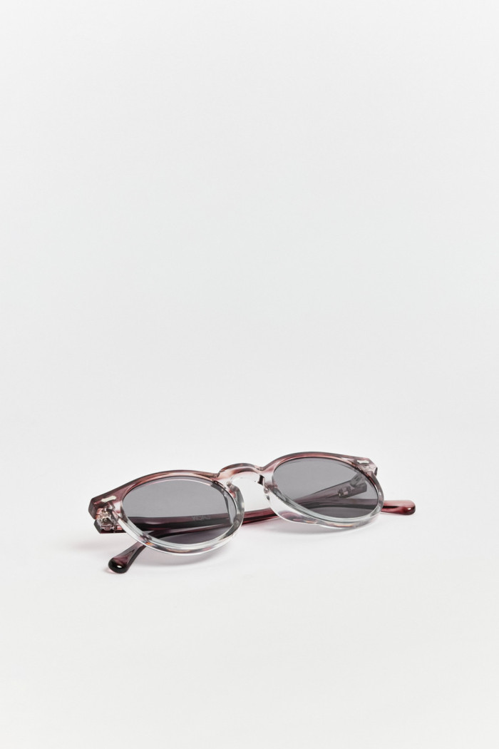 Gafas de sol, marco redondo el gris azulado con lente polarizado.