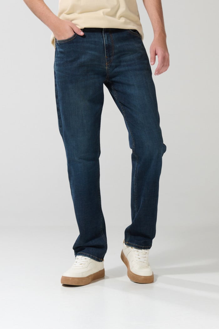 Jean azul oscuro straight leg tiro bajo con bota recta