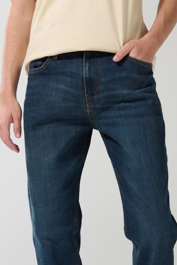 Jean azul oscuro straight leg tiro bajo con bota recta