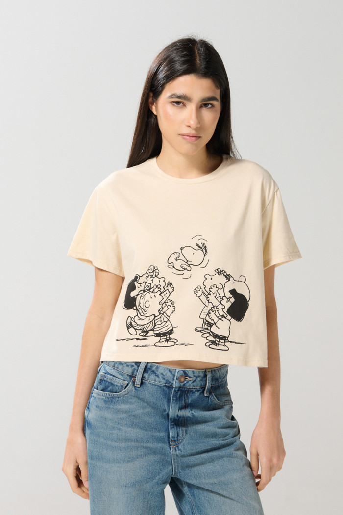 Camiseta crop top kaki clara con estampado de Snoopy