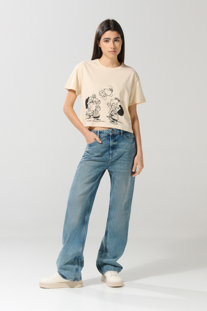 Camiseta crop top kaki clara con estampado de Snoopy
