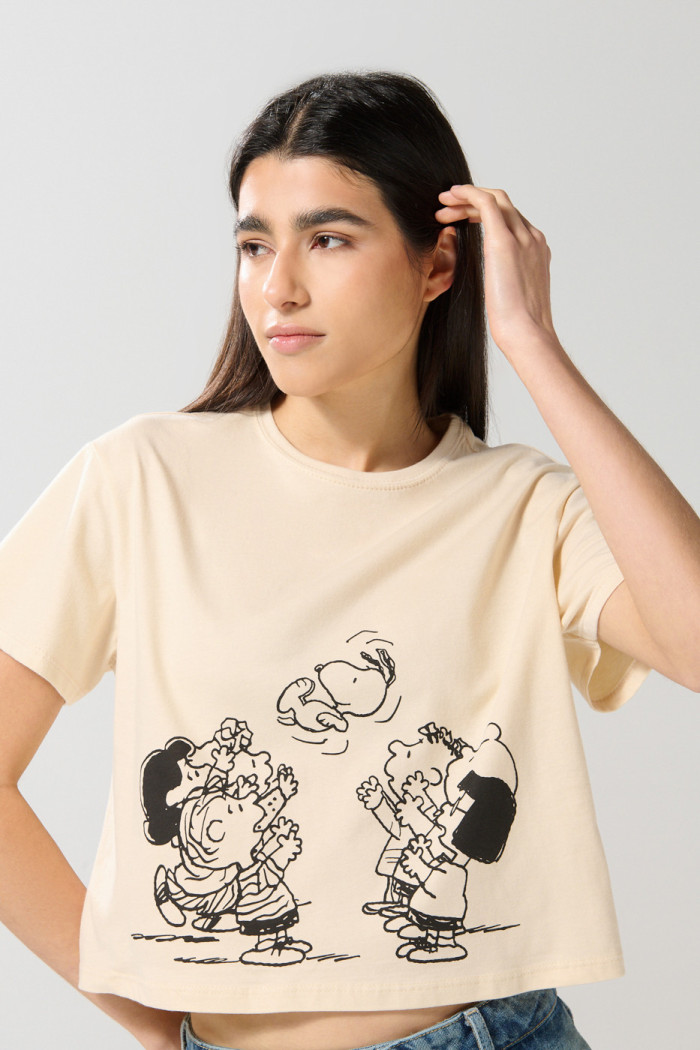 Camiseta crop top kaki clara con estampado de Snoopy