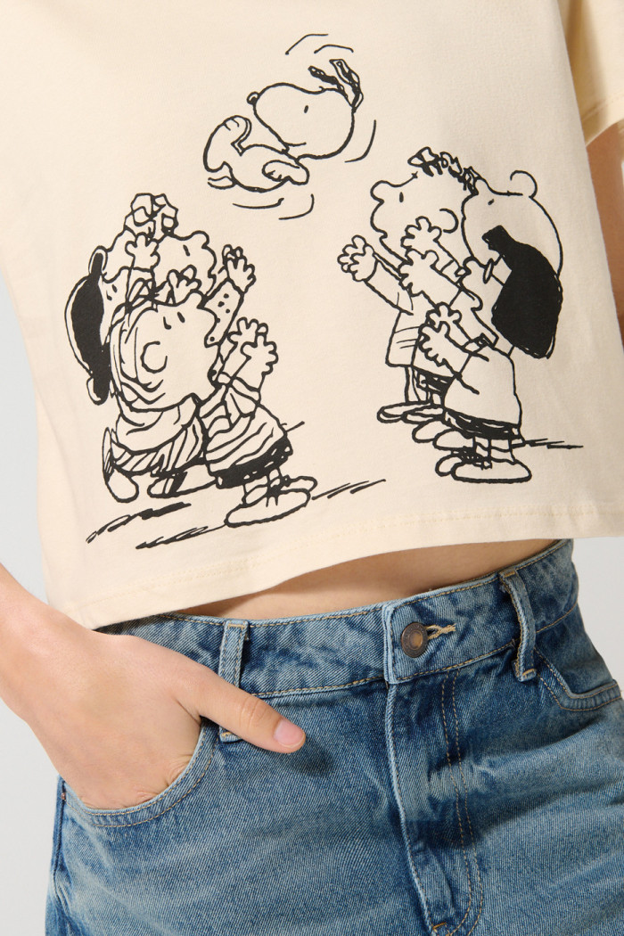 Camiseta crop top kaki clara con estampado de Snoopy